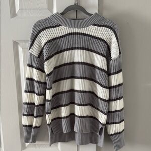 Gray and White Crew Neck Sweater with Ribbed Knit